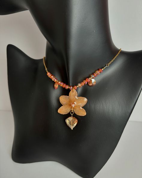 🌅🧡✨ slide to see the inspiration to this beautiful real orchid necklace ✨ #koraatelierbcn #barcelonahandmade #joyasfloresreales #idearegalo #bijouxfleurs #joyasconflores #florespreservadas #bijouxfleurssechees #barcelonadesigners Orchid Necklace, Real Flower Necklace, Real Flower Jewelry, Resin Flowers, Flower Jewellery, Real Flowers, Flower Necklace, Glow Up?, Energy