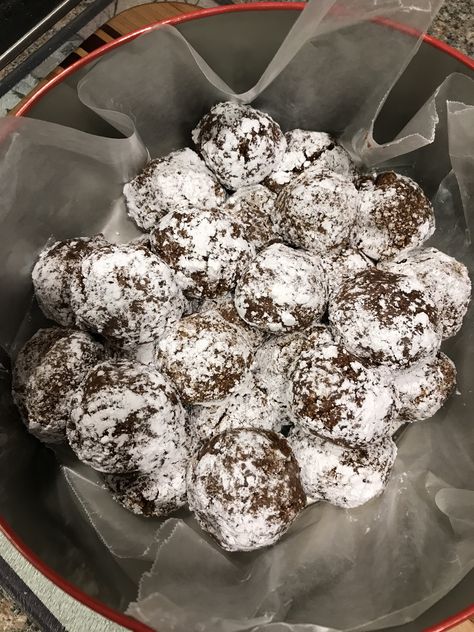 Whiskey Balls Recipe, Donkey Balls Recipe, Whiskey Balls, Whiskey Desserts, Snowball Christmas Cookies, Boozy Baking, Whiskey Recipes, Dessert Truffles, Boozy Desserts