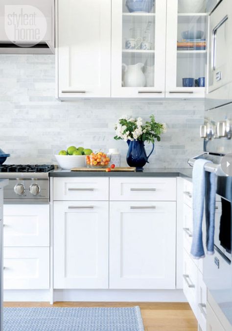 The most popular choice for white shaker kitchen cabinet hardware is the silver tubular bar pull. Sleek and simple, these silver pulls are both convenient and versatile. White shaker doors look best with hardware that runs parallel to their 5-piece flat panel construction. The clean lines of shaker cabinets paired with silver bar pulls lends to a beautiful visual symmetry. White Shaker Kitchen Cabinets, White Marble Kitchen, Contemporary Kitchen Cabinets, Серая Кухня, White Kitchen Backsplash, White Shaker Kitchen, White Shaker Cabinets, Shaker Kitchen Cabinets, Kitchen Cabinets Decor