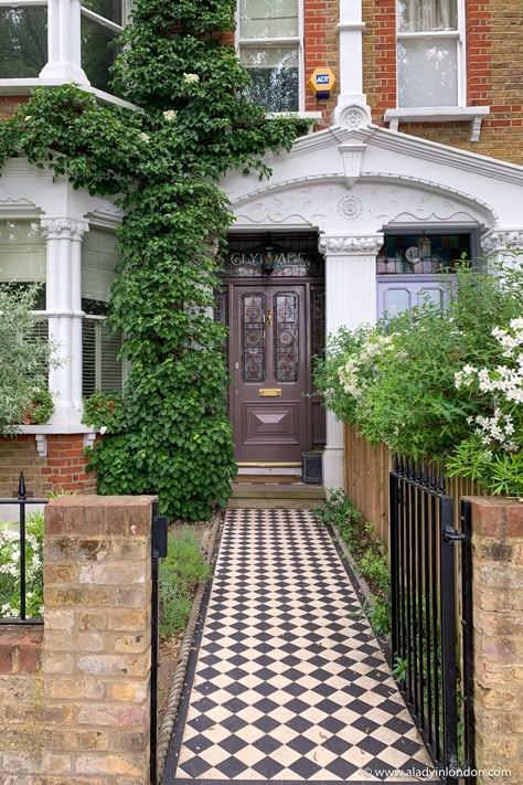 London Doors, Victorian Front Garden, Checkered Tile, London Houses, Notting Hill London, London Townhouse, Trendy Apartment, London Interior, London Garden