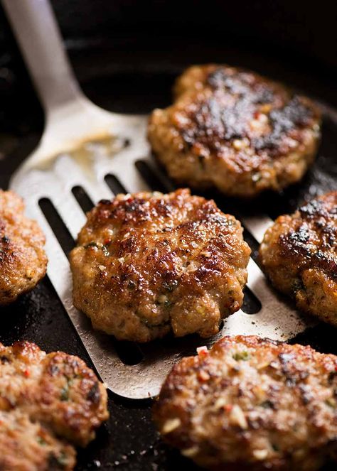 Bun Cha - Vietnamese Meatball patties in a black skillet, fresh off the stove Minced Recipes, Prenatal Recipes, Vietnamese Meatballs, Meat Patties, Vietnamese Foods, Vietnamese Pork, Viet Food, Pork Meatballs, Recipetin Eats