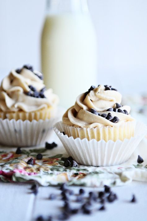 french vanilla cupcakes with cookie dough frosting- dine and dish French Vanilla Cupcakes, Cookie Dough Frosting, Cupcakes With Chocolate, Cake Mini, Cheesecake Cupcakes, Cupcake Ideas, Dessert Cupcakes, Vanilla Cupcakes, Yummy Cupcakes