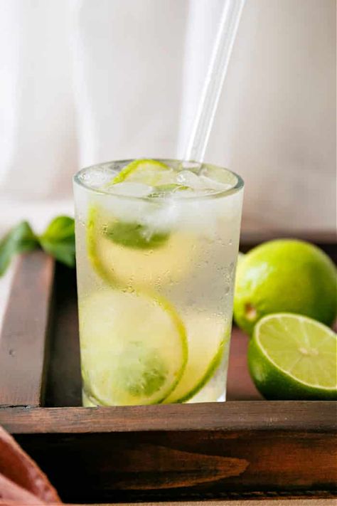 This lime drink can be made as a cocktail or non alcoholic. A copycat Starbucks lime refresher you can now make this summer drink yourself. Resep Mojito, Rum Drinks Recipes, Mojito Drink, Lime Drinks, Mojito Recipe, Rum Drinks, Boozy Drinks, Mixed Drinks Recipes, White Rum