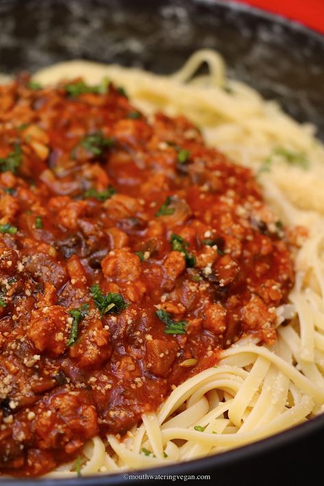 Portobello Mushroom Bolognese - Mouthwatering Vegan Mushroom Spaghetti Sauce, Portabella Mushrooms Recipes, Mushroom Spaghetti, Homemade Bolognese Sauce, Mushroom Bolognese, Mushroom Pasta Sauce, Portobello Mushroom Recipes, Mushroom Recipes Pasta, Vegan Bolognese