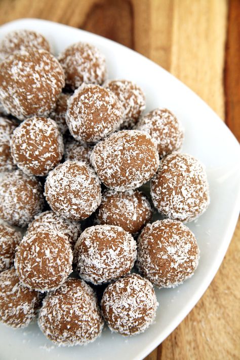 50-Calorie Coconut-Covered Chocolate Protein Balls Protein Bites Recipe, Chocolate Protein Balls, Protein Balls Healthy, Protein Balls Recipes, Coconut Protein, Healthy Protein Snacks, Protein Desserts, Protein Bites, Protein Balls