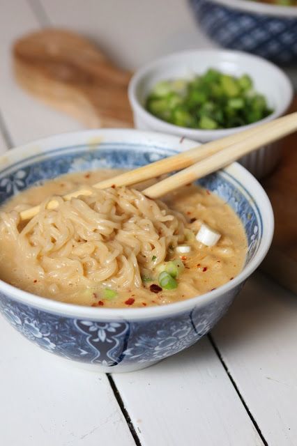 Sriracha Ramen, Top Ramen Recipes, Top Ramen, Ramen Noodle Recipes, Spicy Noodles, Ramen Recipes, Dinner Appetizers, Crushed Red Pepper, Crushed Red Pepper Flakes