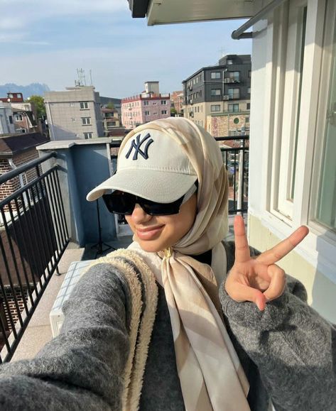 Hijabi Hat Outfits, Hijab With Hat Style, Hats With Hijab, New Era Cap Outfit Woman, Street Wear Hijab, Modest Athletic Outfits, Hijab With Cap, Straw Hats Outfit, Consert Outfits