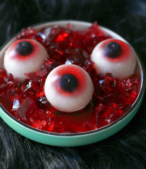 DIY gummy eyeballs! Just 4 ingredients and a spherical ice cube mold to make slimy jelly eyeballs for Halloween! Jelly Eyeballs, Gummy Eyeballs, Jello Brain, Halloween Jelly, Scary Halloween Food, Christmas Finger Foods, Creepy Halloween Food, Recetas Halloween, Halloween Foods