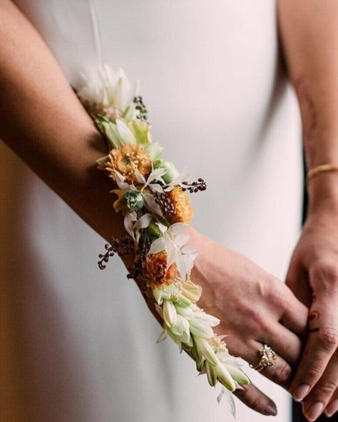 Arm Corsage Wedding, Wearable Flowers Wedding, Arm Corsage, Bridesmaid Bouquet Alternatives, Jewellery For Haldi, Flower Jewellery For Haldi, Wearable Flowers, Flower Jewelry Designs, Fresh Flower Jewelry