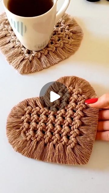 Macrame Heart Coaster, Macrame Gift Ideas, Easy Macrame Projects, Macrame Gifts, Crochet Dreamcatcher Pattern, Easy Macrame, Macrame Plant Hanger Tutorial, Free Macrame Patterns, Boho Crafts Diy