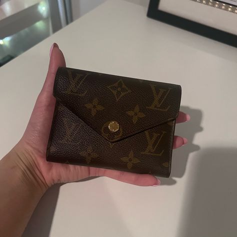 Louis Vuitton Victorians Wallet - New No Box But Comes With Dustbag Never Used In Excellent Condition No Low Ball Offers Louis Vuitton Wallet Women, Cute Dope Outfits, Money Purse, Bags Louis Vuitton, Canvas Wallet, Louis Vuitton Brown, Louis Vuitton Wallet, Lv Monogram, Lv Wallet