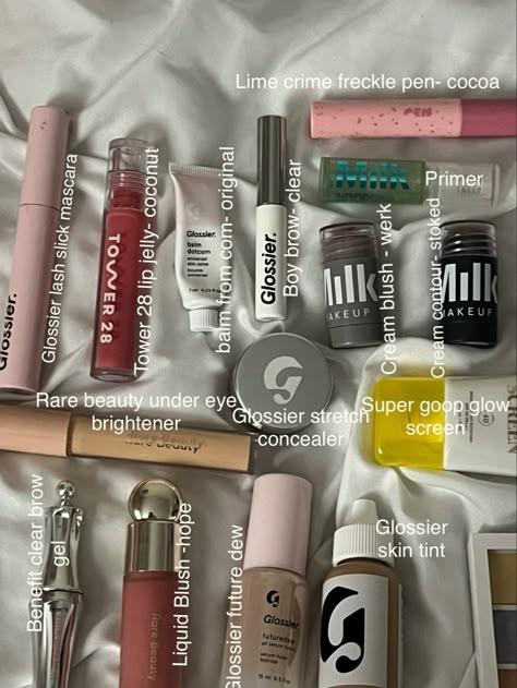 School Makeup Bag, Glossier Skin Tint, On The Go Makeup, Makeup Bag Essentials, Makeup Help, Makeup Tut, Pinterest Makeup, School Makeup, Fancy Makeup