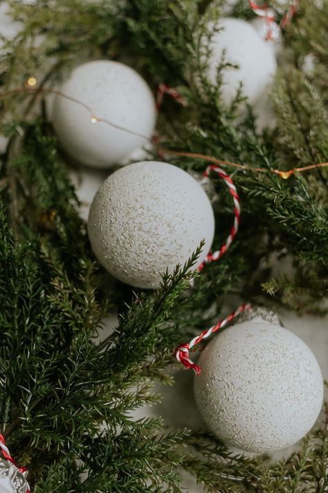 Spray Painted Ornaments - an easy tutorial for turning clear ornaments into stone effect aged ornaments! Minimalist White Christmas Tree, Borax Ornaments, Stone Christmas Ornaments, Painted Ornaments Christmas, White Christmas Balls, Clear Plastic Ornaments, Stone Ornaments, Clear Ornaments, Christmas Tree Painting