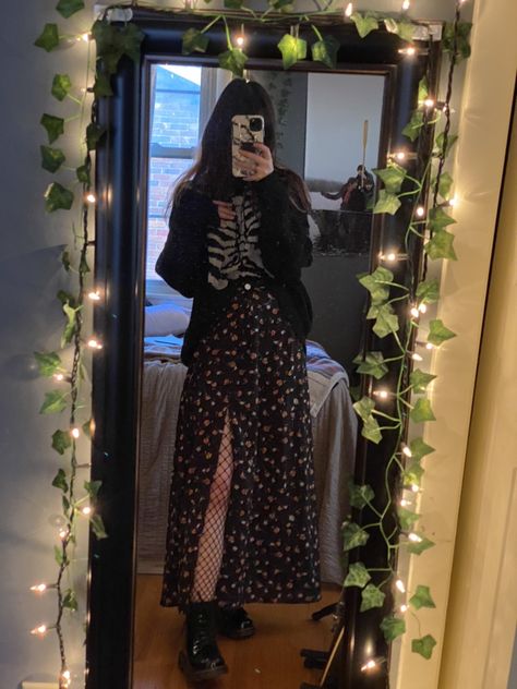 Outfits With Long Black Skirts Goth, Witchy Maxi Skirt Outfit, Alt Skirt Outfits Aesthetic, Witchy Skirt Outfit, Edgy Witch Outfit, 90s Witchy Outfits Winter, Nature Goth Outfit, Whimsigothic Clothes Plus Size, How To Dress Down A Dress