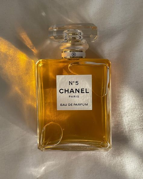 N5 Chanel, Chanel Instagram, Chanel Fragrance, An Old Soul, Chanel No 5, Chanel Perfume, Gabrielle Chanel, Chanel Beauty, Instagram Wallpaper