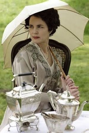 downton abbey | Downton Abbey – The Crawley Family Elizabeth Mcgovern, Dowager Countess, Downton Abbey Fashion, Highclere Castle, Downton Abby, Lady Mary, Look Retro, Costume Drama, No Rain