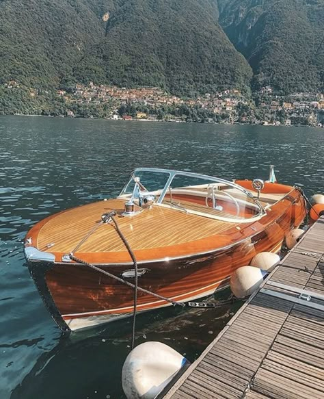 Italian Boat Ride, Luxury Fishing Boat, Aesthetic Boat, Riva Boat, Classic Wooden Boats, Dream Boat, Luxury Boat, مرسيدس بنز, Chris Craft