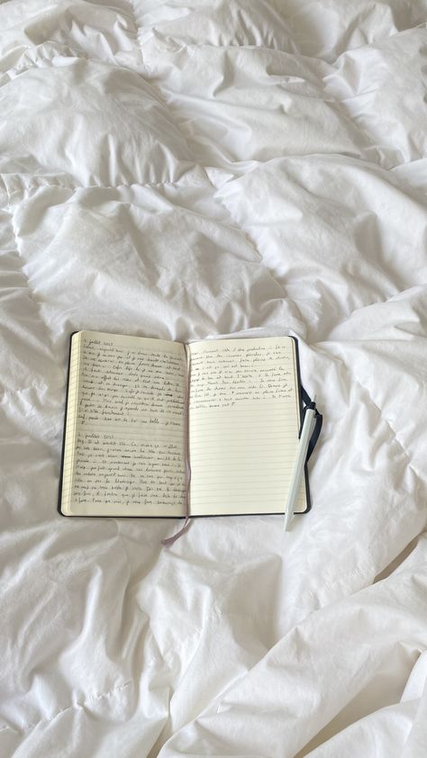 Aesthetic Journaling Pictures, People Writing Aesthetic, Journal Astethic, Diary Journal Aesthetic, Journaling Aesthetics, Manifestation 2025, Journaling Photography, Journalling Aesthetic, Author Dreams