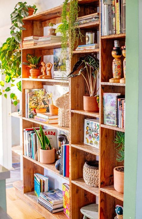 Bohemian Bookshelf, Books And Plants, Bohemian Living Rooms, Bookcase Styling, Bright Decor, Ideas Hogar, Bohemian Interior, Bohemian Living, Bohemian Living Room