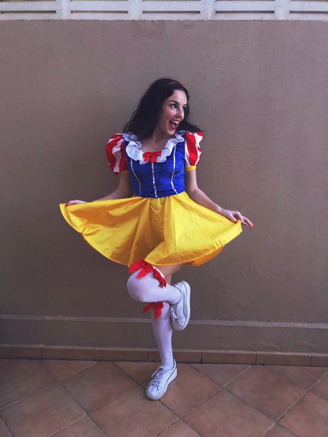 #carnavales#blancanieves#disfraz Cheerleader Girls, Halloween Costumes Women Scary, Cosplay Disney, Cheerleader Girl, Disney Cosplay, Fairytale Dress, Autumn Outfit, Diy Costumes, Halloween Costumes Women