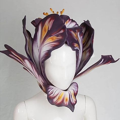 Flower Fashion Design, Headpiece Ideas, Headpiece Art, Wearable Sculpture, Floral Headdress, Flower Headdress, Arte Robot, Head Pieces, Body Adornment