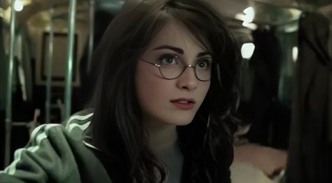 Drarry Genderbend, Harry Potter Genderbend, Fem Harry Potter, Female Harry Potter, Fem Harry, Harry Potter Face, Harry Potter Glasses, Harry Potter Girl, Harry Potte