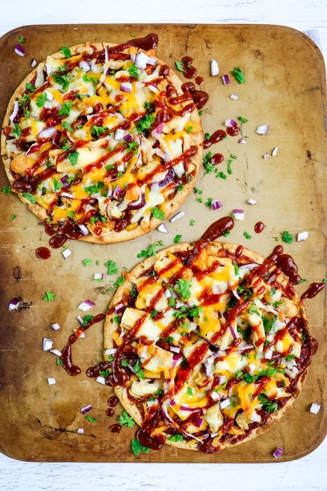 BBQ Chicken Flatbread Pizza - Just 5 easy ingredients! Smoked Chicken Flatbread, Barbecue Chicken Flatbread Pizza, Bbq Flatbread Pizza, Barbecue Chicken Flatbread, Bbq Chicken Flatbread Pizza, Easy Barbecue Chicken, Bbq Flatbread, Chicken Flatbread Recipes, Hummus Chicken