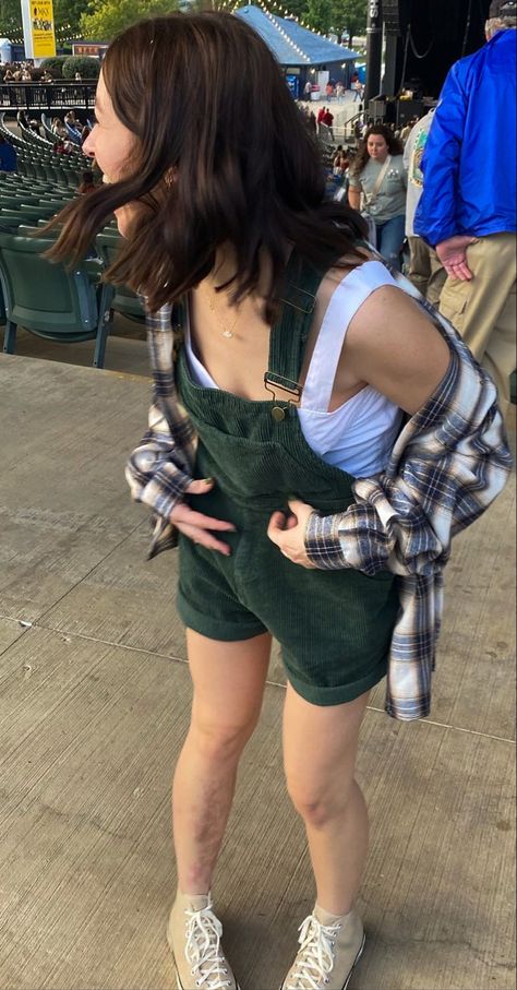 flannels and overalls as far as the eye can see 💚 Noah Kahan Concert Outfit Winter, Noah Kahn’s Concert Outfit, Overalls With Flannel, Noah Kahan Concert Outfit, Noah Khan, Growing Sideways, Noah Kahan Concert, Concert Outfit Jeans, Concert Outfit Winter