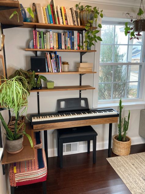 Bookshelf in corner with built in piano. Home Music Corner, Keyboard Living Room Decor, Keyboard In Apartment, Piano Area Design, Small Music Corner Ideas, Foyer With Piano Entryway, Keyboard Bedroom Ideas, Keyboard Interior Design, Floating Shelves Above Piano