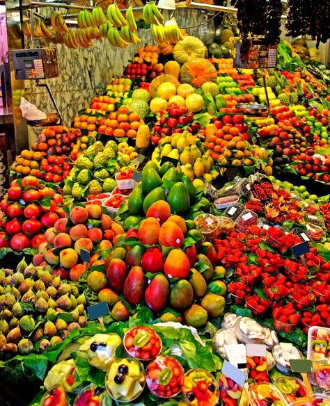 Boqueria Market Barcelona | Apartment Barcelona Boqueria Market Barcelona, Apartment Barcelona, Healthy Fruit Dip, Palm Tree Fruit, Paper Fruit, Barcelona Apartment, Fruit Market, Fruit Kabobs, Fruit Party