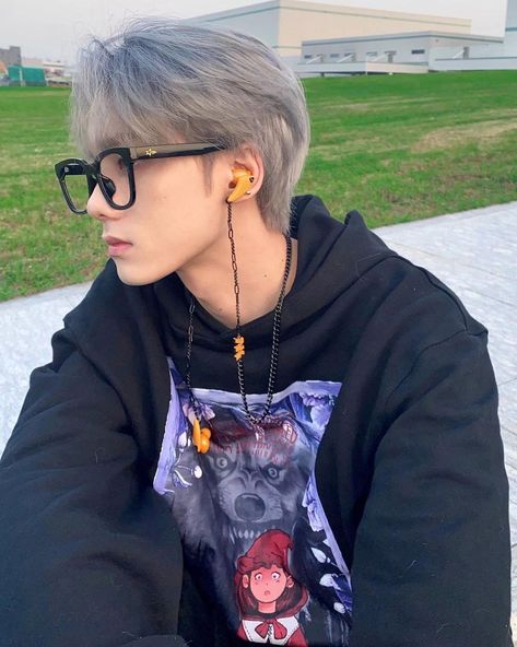 Grey Hair Kpop, Grey Hair Korean, Grey Hair Color Men, Grey Hair Boy, Silver Purple Hair, Ash Gray Hair Color, Silver Blue Hair, Silver Hair Men, Ash Grey Hair