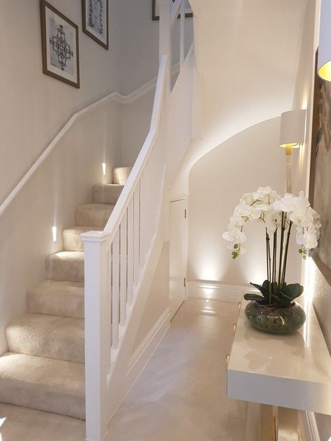 Neutral Stairs And Landing, Stairs And Hallway Ideas Modern, Cream House Decor, Cozy Hallway Ideas, New Build Hallway Ideas, Stairs And Hallway Ideas Stairways, Inside Porch Ideas Entrance, White Staircase Ideas, Cream Staircase