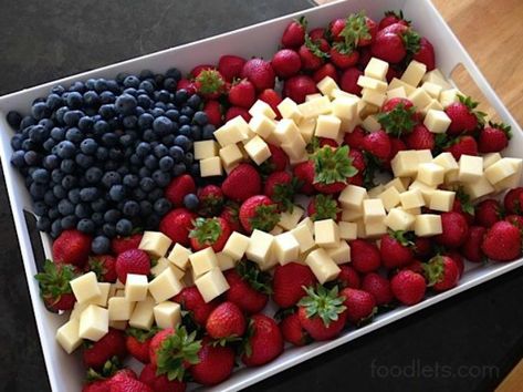 Cheese Tray Ideas, Party Cheese Platter, 4th July Food, Platter Ideas, Patriotic Desserts, Lunch Plate, 4th Of July Desserts, Charcuterie Inspiration, Fourth Of July Food