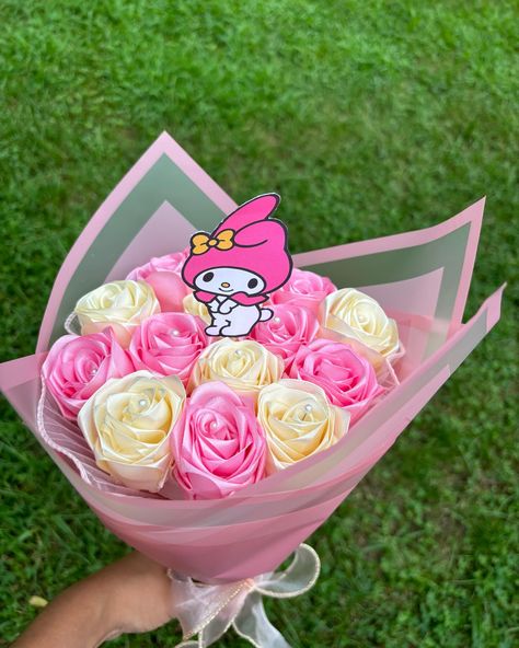 My melody bouquet with pink and white eternal roses 🎀💐 - Ramo de my melody con rosas eternas rosadas y blancas 🎀💐 #mymelody #mymelodybouquet❤️#birthdaygiftideas #pink #eternalroses🌹#eternalrosesbouquet#birthdaybouquet #boquetinspo #rosaseternas🌹#coquette #mymelodyramo #rosasrosas🌷 #ramodecumpleaños💐💐🎂#ideasderegalos #ramoderosaseternas #nj #middlesexcountynj #feed #explore #njflorist #njeternalflorist #explorepage✨#fy #inspo #smallbusiness Melody Bouquet, Eternal Roses, My Melody, Rose Bouquet, Pink And White, Roses, Pink, White