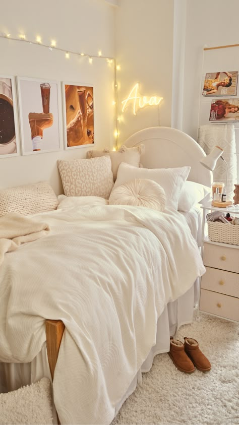 Beige Dorm Room Aesthetic, Cream Dorm Room Ideas, Light Dorm Room Ideas, Dorm Room Inspiration Color Schemes, Dorm Room Ideas White, White And Gold Dorm Room, Clean Dorm Aesthetic, Beige Dorm Room, Pink And White Dorm Room