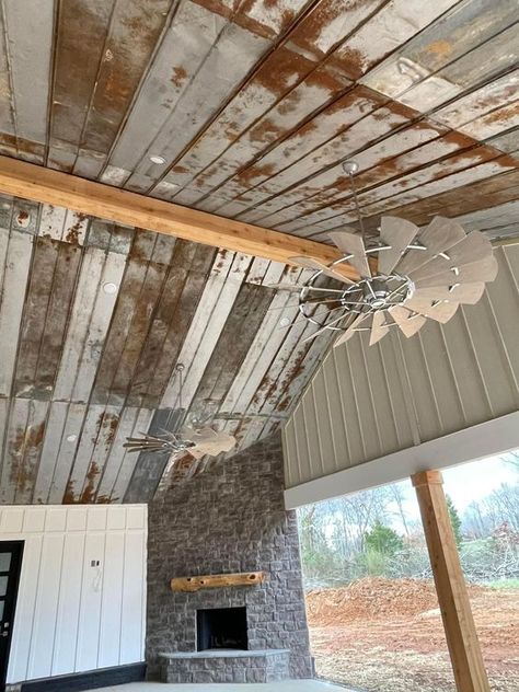 Porch ceiling Master Bedrooms Decor Western, Log Cabin Ceiling Ideas, Diy Farmhouse Laundry Room, Barn Ceiling Ideas, Tin Ceiling Ideas Rustic, Western Tiny House, Rustic Ceiling Ideas, Rustic House Ideas, Barn Decorating Ideas