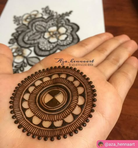 Yay or Nay? 💖💖 inspiring henna art by @aza_hennaart #naturalmehndi #hennaartistjohor #naturalhennastain #mehndistain #rajasthanihenna… Mehndi Designs Finger, Henna Hand Designs, Round Mehndi Design, Palm Mehndi Design, Tato Henna, Finger Henna Designs, Eid Mehndi Designs, Henna Tattoo Hand, Finger Henna