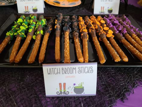 Epic 11th Birthday Hocus Pocus Party | CatchMyParty.com Hocus Pocus Birthday Party, Hocus Pocus Birthday, Hocus Pocus Party Decoration, Hocus Pocus Movie, Halloween Gender Reveal, Hocus Pocus Party, Hocus Pocus 2, Halloween Baby Shower Theme, Halloween Hocus Pocus