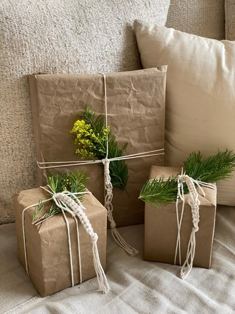 Christmas Gift Brown Paper, Writing On Gift Wrap, Vintage Christmas Gift Wrapping Ideas, Eco Friendly Gift Wrapping Ideas, Christmas Brown Paper Wrapping, Sustainable Gift Wrapping, Presents Wrapping Ideas, Brown Paper Gift Wrap, Hug Earrings