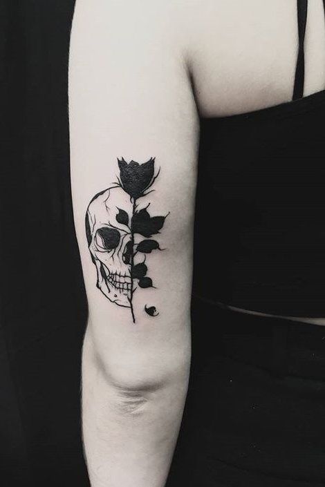 Skull Tattoos For Women, Skull Finger Tattoos, Small Skull Tattoo, Skull Tattoo Flowers, Feminine Skull Tattoos, Tattoo Artist Tattoo, Skull Rose Tattoos, Black Skull Tattoo, Tattoo Design Tattoo