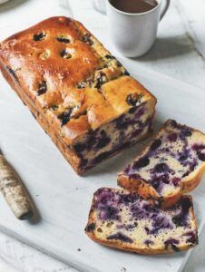 Lemon and blueberry yoghurt oaf cake - The Slimming Foodie Yoghurt Loaf Cake, Blueberry Yoghurt Cake, Blueberry Cake Healthy, Healthy Loaf Cake, Healthy Yogurt Cake, Blueberry Yogurt Loaf, Yogurt Loaf Cake, Lemon And Blueberry Cake, Blueberry Loaf Cake