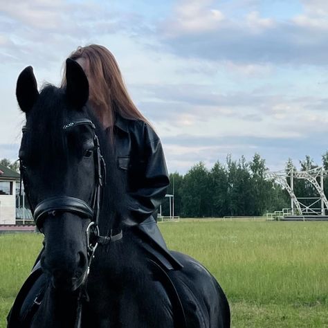 Friesian Horse Aesthetic, Black Horse Aesthetic, Black Horse Riding, Horseback Riding Aesthetic, Horse Lifestyle, Horsey Life, Horse Riding Aesthetic, Equestrian Aesthetic, Alt Girls