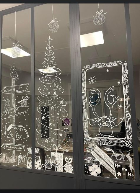 Posca Christmas Window Art, Windows Winter Decoration, Christmas Window Painting Snowman, Christmas Window Chalk Art Template, Paint On Windows Christmas, Posca Pen Christmas Window, Window Xmas Decorations, Christmas Painted Windows Ideas, Posca Christmas Window