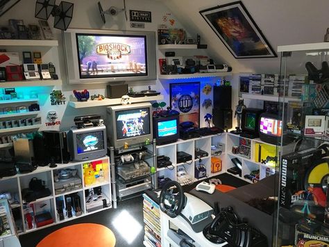 Retro Game Room. 🎮✌�🏼#retro #gameroom #gamingsetup #setup #mancave #games #gamer #gaming #videogames #vintage #retrogaming #classic… | Instagram Retro Movie Room, Retro Gaming Room, Retro Game Room, Youtube Room, Gamer Room Diy, Gamers Room, Game Shelf, Games Room Inspiration, Geek House