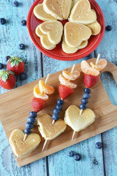 The best Valentine's Day breakfast. All these heart themed brunch foods are quick and easy, some healthy. For kids, for him, for a party, or for in bed. Pancake Kabobs, Healthy Valentines Treats, Fruit Kabobs Kids, Valentines Brunch, Cupid Arrow, Romantic Breakfast, Valentines Breakfast, Valentines Snacks, Healthy Valentines