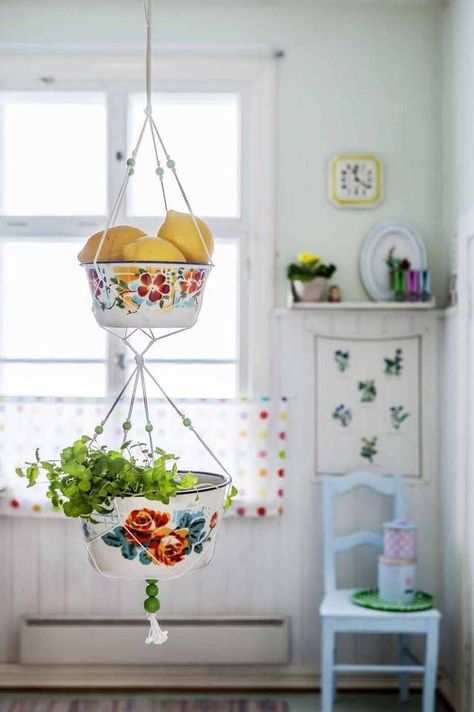 Granny Chic Decor, Hanging Fruit Baskets, Kitchen Design Color, Interior Vintage, Boho Deco, Deco Boheme, Granny Chic, Vintage Bowls, Vintage Kitchen Decor