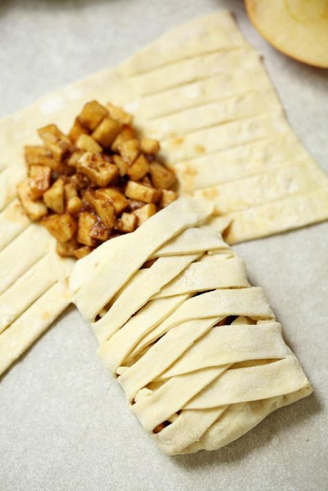 Apple Cinnamon Braid Apple Danish Braid, Cinnamon Butter Braid Recipe, Crescent Dough Sheet Recipes, Cinnamon Dessert Recipes, Apple Twist, Butter Braids, Philo Dough, Apple Danish, Puff Pastry Twists