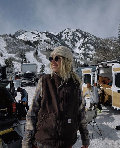 Snowboarding Aesthetic Outfits, Granola Snow Outfits, Spring Snowboarding Outfit, Snow Shoeing Outfit, Blonde Snowboarder, Steezy Snowboard Outfits, Aspen Colorado Outfits, Skier Aesthetic, Baggy Snowboard Outfit