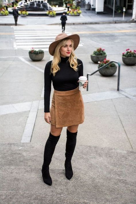 24 Suede Skirt Looks For Women 2022 Black And Camel Outfit, Fall Mini Skirt Outfit, Mini Skirt Fall Outfit, Corduroy Skirt Outfit, Fall Mini Skirt, Camel Outfit, Skirt Outfit Fall, Stile Blair Waldorf, Adrette Outfits