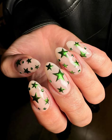 The Unexpected Nail Colour That’s Trending For Spring | British Vogue Anti Christmas Nails, Green Stars Nails, Chrome Stars Nails, Green Star Nails, Chrome Star Nails, Christmas Nails Blue, Nail Art Vert, Green Chrome Nails, Ny Nails